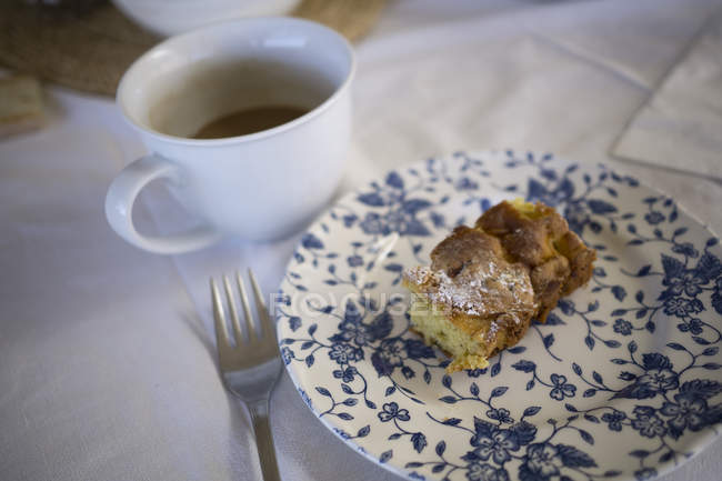 Pastel italiano en el plato y taza de café en mantel blanco — Delicioso,  postre - Stock Photo | #178104286