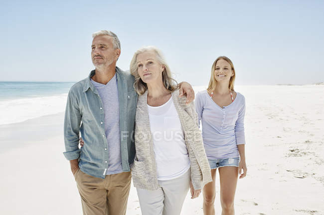 Meilleur ager avec fille adulte à la plage — Photo de stock