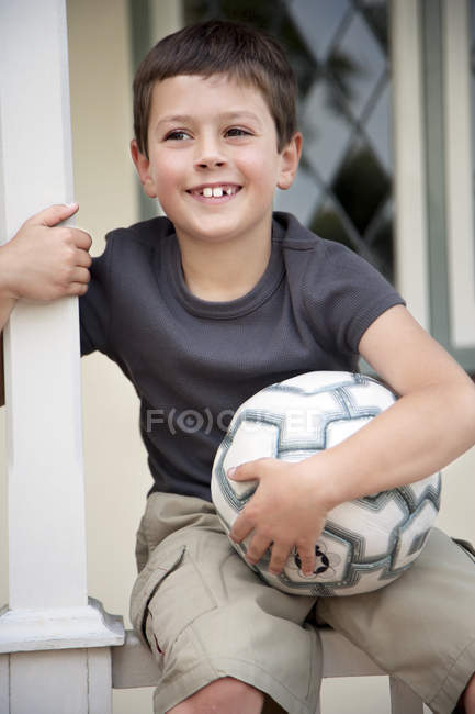 Retrato de menino sorridente com bola de futebol — Fotografia de Stock