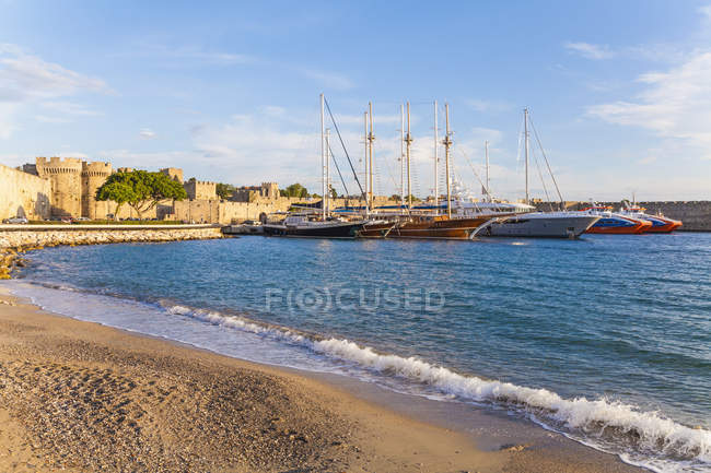 Grecia, Rodi, porto, mura della città e navi a vela — Foto stock