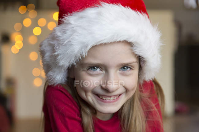 Porträt eines lächelnden Mädchens mit Weihnachtsmütze — Stockfoto