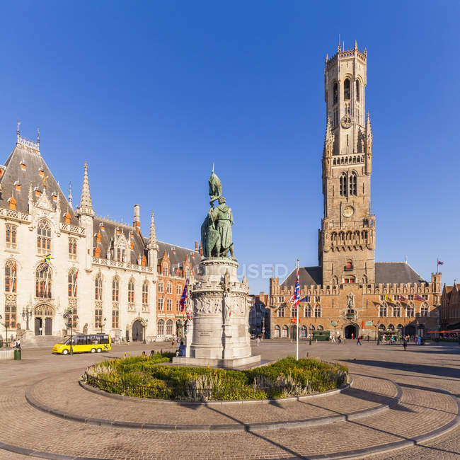 Belgien, Flandern, Brügge, Grote Markt, Provinciaal Hof, Jan-Breydel-Denkmal und Glockenturm — Stockfoto