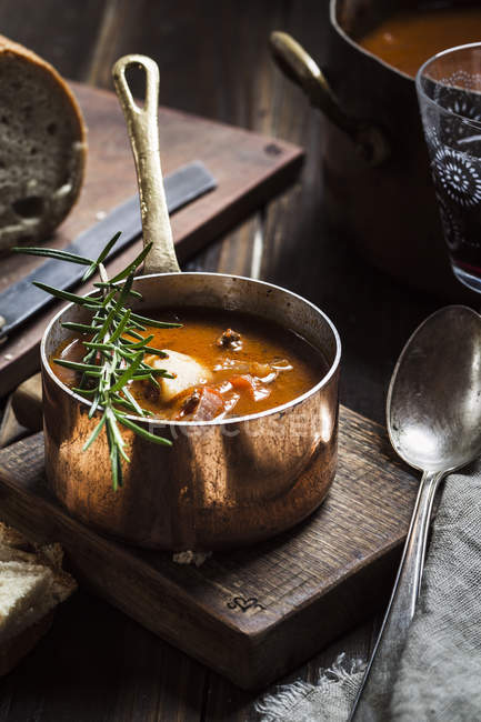 Суп из гуляша со средиземноморскими травами и картошкой — стоковое фото