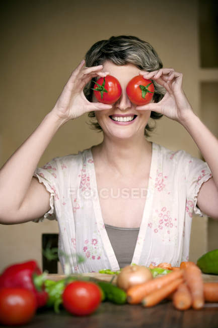 Retrato de mulher sorridente com tomates nos olhos — Fotografia de Stock