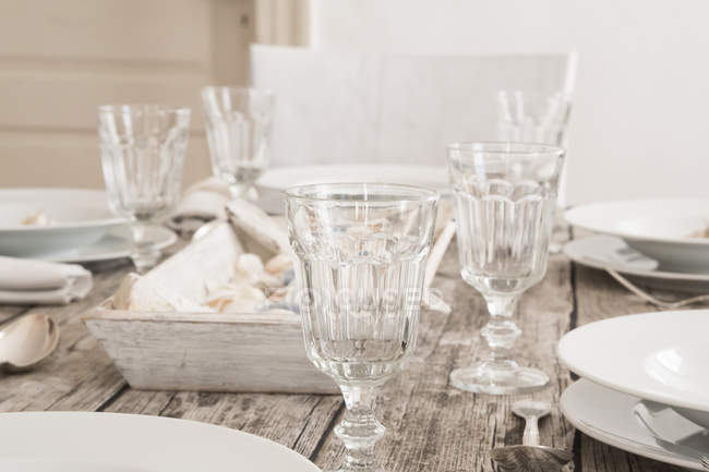 Leere Weingläser auf gedecktem Tisch — Stockfoto