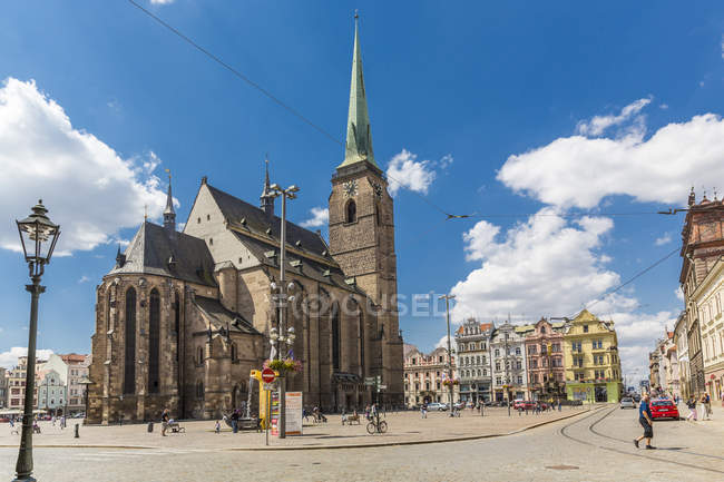 Tschechische Republik, Plzen Region, Pilsen, Hauptplatz mit gotischen St. Bartholomäus-Kathedrale bei sonnigem Tageslicht — Stockfoto