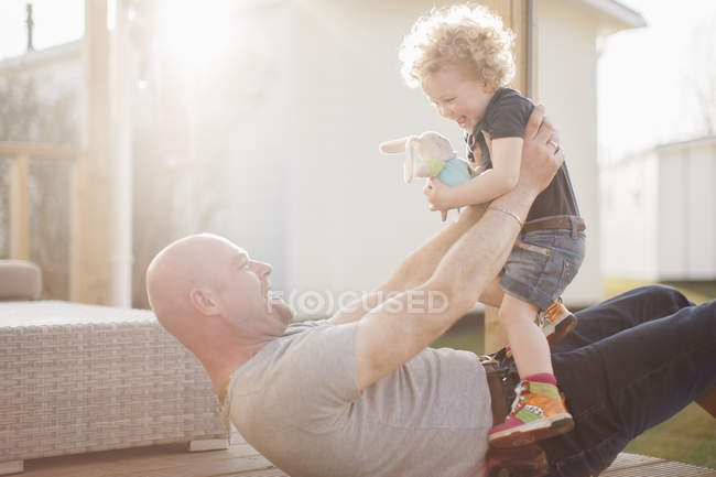 Pai brincando com a filhinha no terraço — Fotografia de Stock
