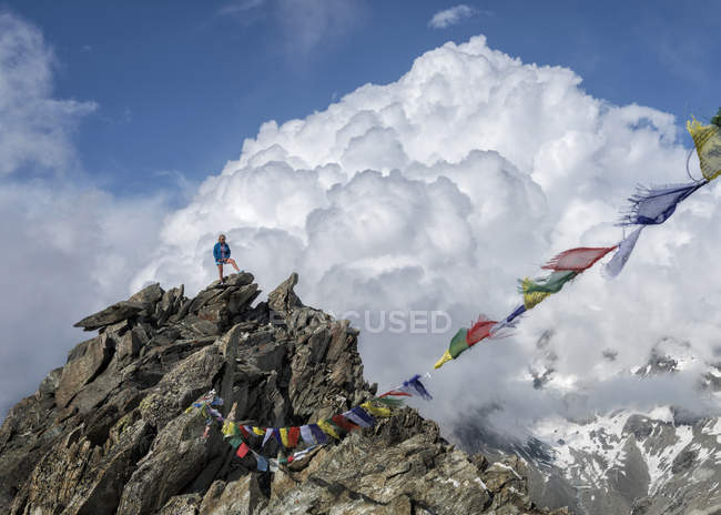 Alpinista in piedi sul ghiacciaio Otemma — Foto stock