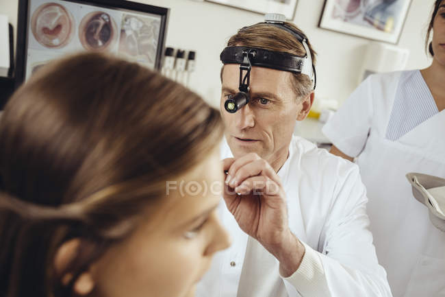 Médico examinando paciente adolescente no hospital — Fotografia de Stock