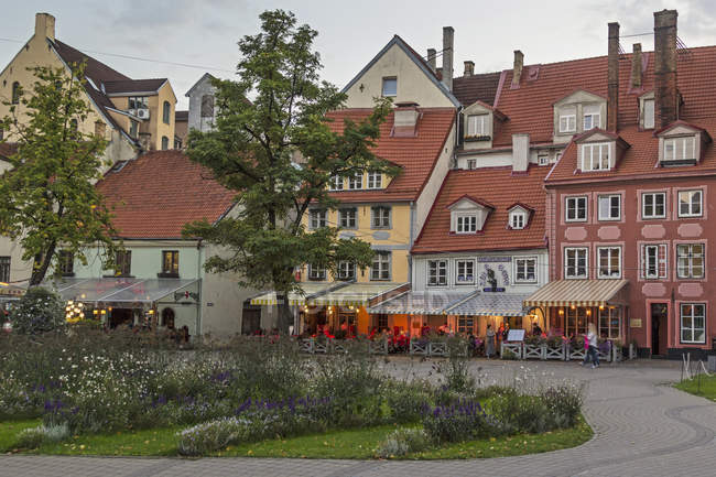 Латвия, Рига, рестораны на площади Ливу в сумерках — стоковое фото