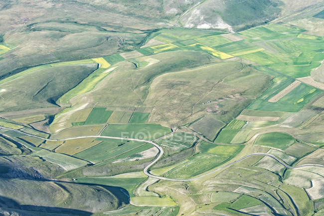 Італія, Умбрія, Монті Sibillini Національний парк, вид з поля на фортепіано Grande Castelluccio di Norcia — стокове фото