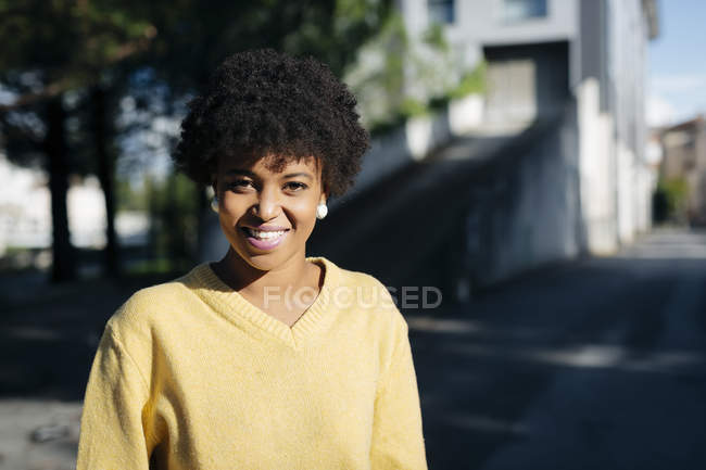 Mulher negra bonita ao ar livre no outono — Fotografia de Stock