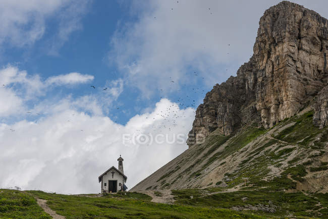 Italien, alto adige, dolomiten, blick auf kapelle und turm der rodelbahn — Stockfoto
