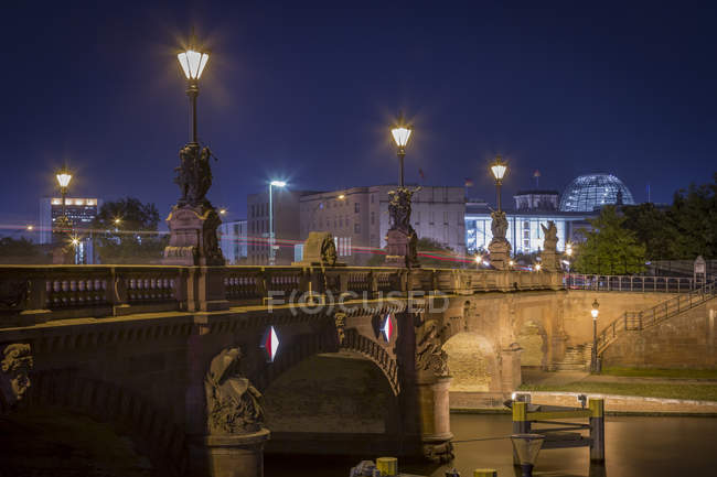 Germania Berlino Ponte Storico E Reichstag Di Notte Lampione Stradale Illuminato Stock Photo 178148464