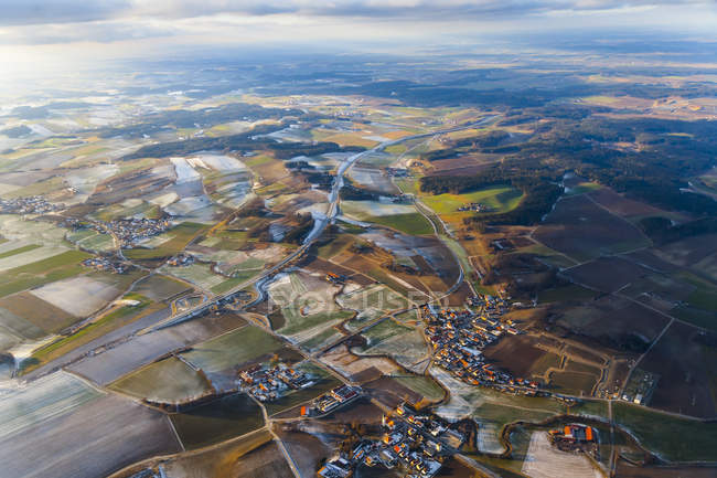 Vista aérea de Wolfratshausen en invierno, Baviera, Alemania - foto de stock