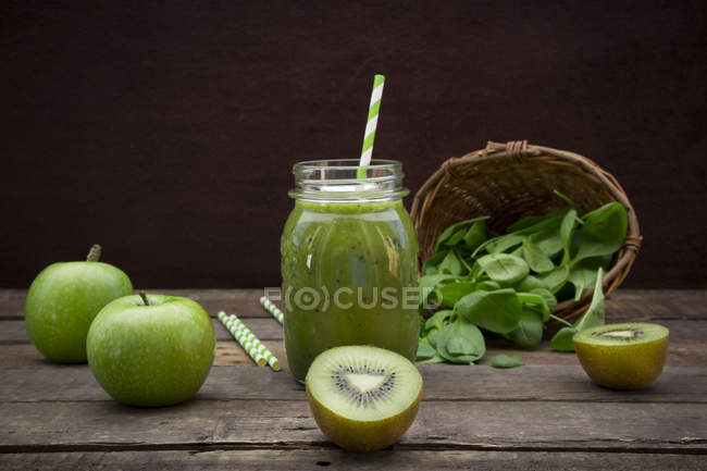 Bicchiere di frullato di spinaci di kiwi di mele e ingredienti — Foto stock