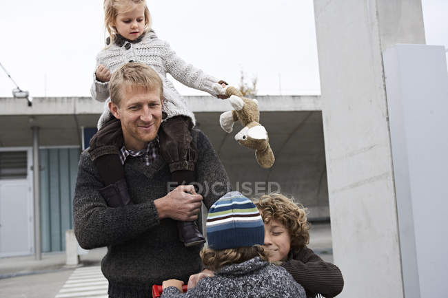 Счастливая семья, отец гуляет с детьми — стоковое фото