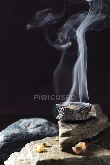 Крупним планом подання куріння пахощів блоку на скелях — стокове фото