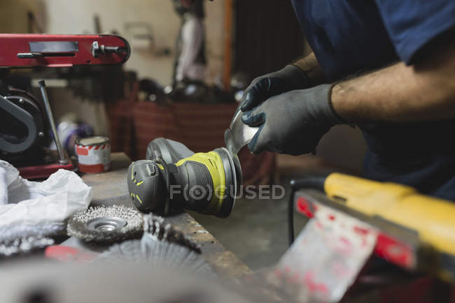 Forjador tratando metal na oficina — Fotografia de Stock