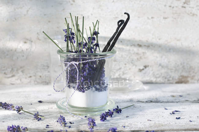Glass of lavender sugar with avender blossoms and vanilla beans — Stock Photo