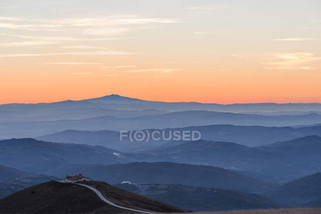 Italia, Umbria, Valsorda, Eremo Serrasanta in Appennino al tramonto — Foto stock