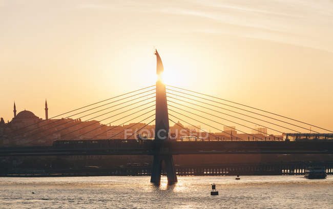 Turchia, Istanbul, Corno d'Oro, Ponte sul Bosforo sull'acqua — Foto stock