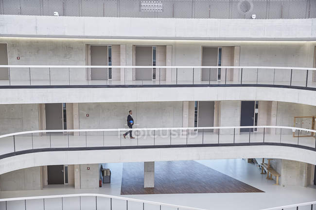 Uomo d'affari a piedi in un moderno edificio per uffici — Foto stock