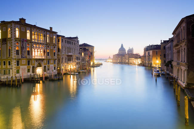 Itália, Veneza, Vista da Ponte Accademia no Grande Canal e da Basílica de Santa Maria della Salute em Dorsoduro — Fotografia de Stock