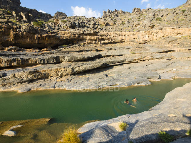 Oman, Wadi Damm, due giovani donne che nuotano nel lago — Foto stock