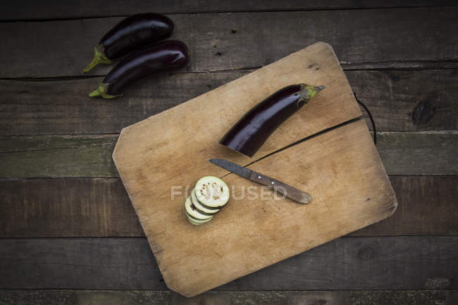 Aubergines on chopping board — Stock Photo