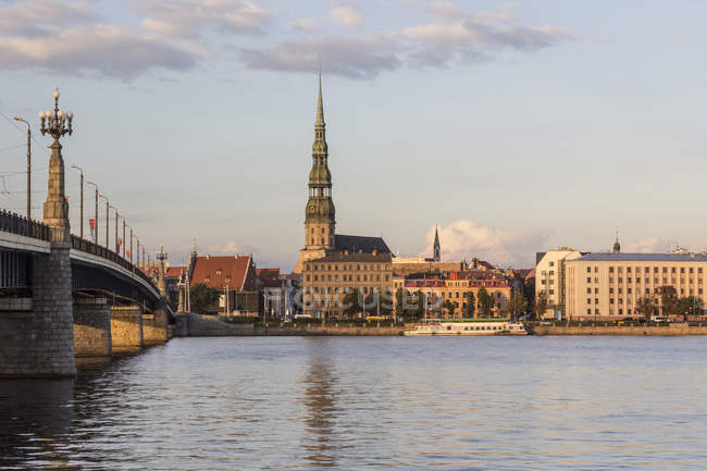 Латвія, Рига, перегляд через річки Даугава до церкви Святого Петра — стокове фото