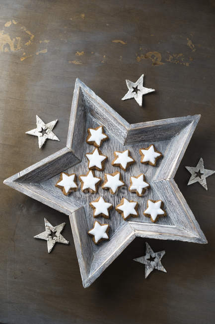 Cuenco de madera en forma de estrella con estrellas de canela - foto de stock
