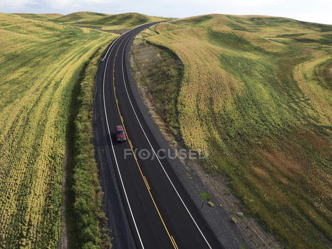 Соединенные Штаты Америки, Washington State, Palouse hills, road between fields — стоковое фото