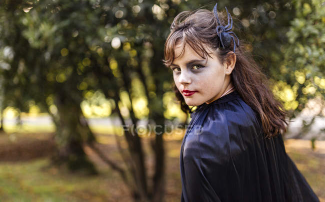 Ritratto di bambina in età elementare vestita per Halloween nel bosco — Foto stock