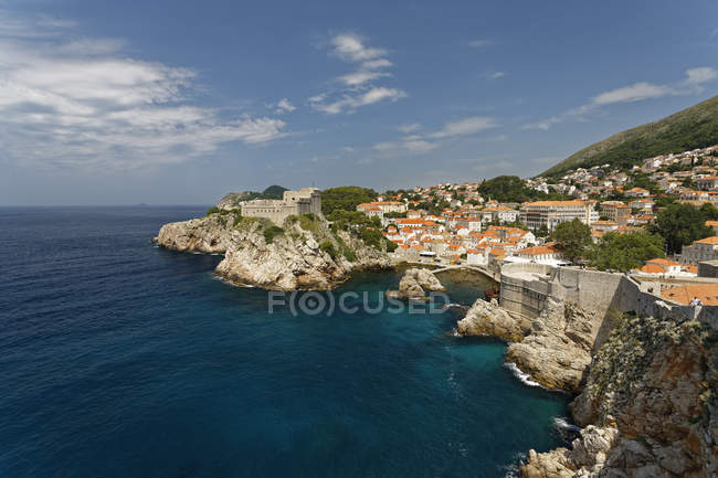 Croacia, Dubrovnik, Casco antiguo, Fort Lovrijenac contra el agua — Stock Photo