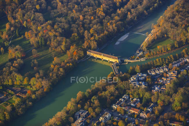 Німеччина, Баварія, Мюнхен, Oberfoehring Вейр ІСАР від річки — стокове фото