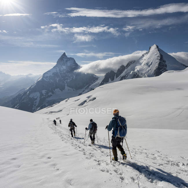 Svizzera, Alpinisti diretti a Cervino e Dent d'Herens — Foto stock