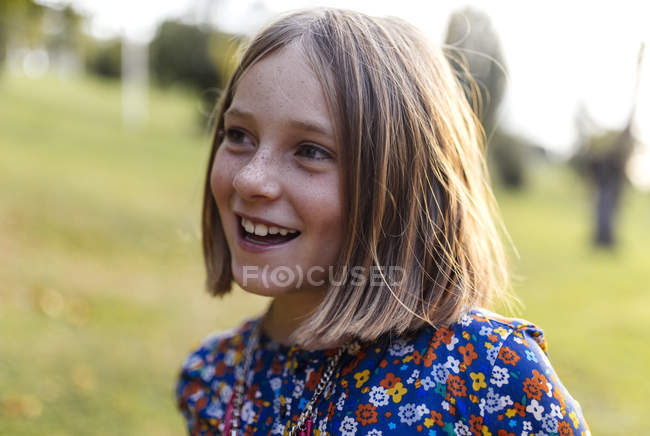 Retrato de menina loira sorridente com sardas — Fotografia de Stock