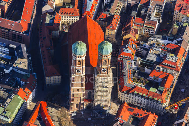 Deutschland, Bayern, München, Frauenkirche und rote Dächer Blick von oben — Stockfoto