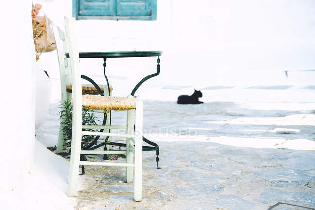 Greek, Cyclades, table and chairs during daytime — Stock Photo