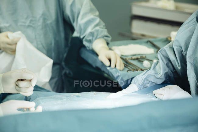 Операційна команда під час операції — стокове фото