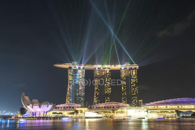 Singapore, vista al Marina Bay Sands Hotel con spettacolo laser sul cielo la sera — Foto stock