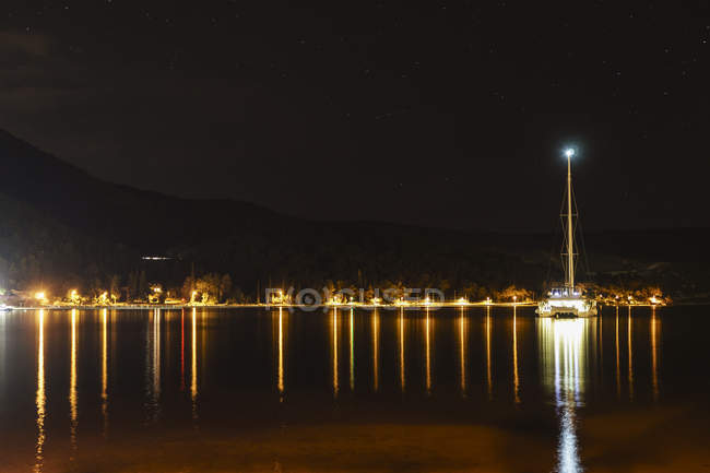 Croácia, Dalmácia, Slano, catamarã à noite — Fotografia de Stock