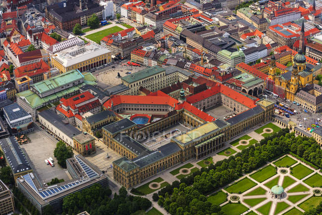 Deutschland, Bayern, München von oben mit Hofgarten und Theaterkirche am Odeonsplatz — Stockfoto