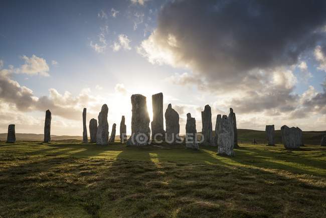 Reino Unido, Escocia, Isla de Lewis, Callanish, vista a la formación de piedras de pie a la luz del fondo - foto de stock