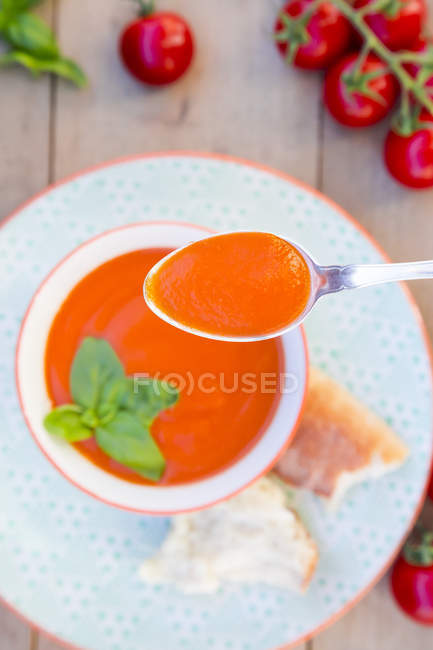 Vista superior de cuchara de sopa de crema de tomate - foto de stock