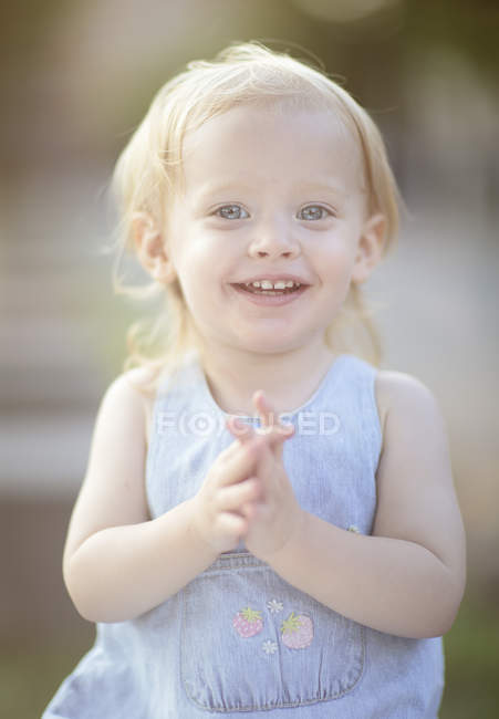 Retrato de una niña rubia sonriente con vestido de verano - foto de stock
