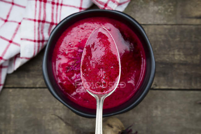 Cuillère et bol de soupe de betteraves — Photo de stock