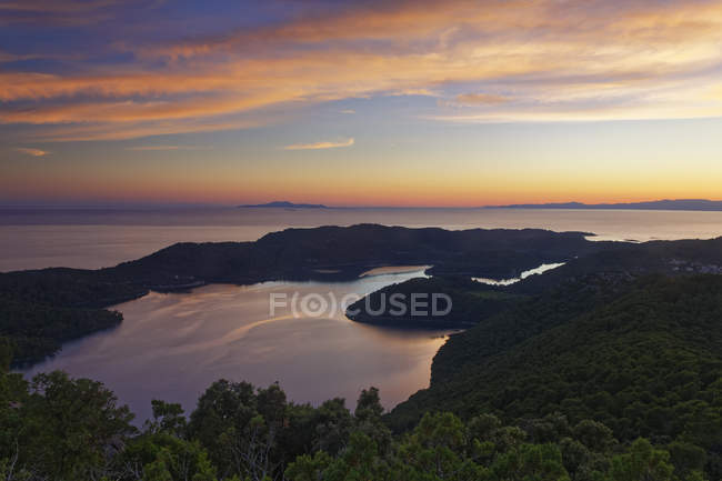 Croácia, Dalmácia, Dubrovnik-Neretva, Ilha Mljet, Parque Nacional Mljet ao pôr-do-sol — Fotografia de Stock