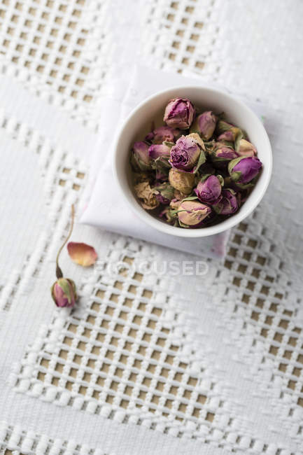 Tigela de flores de rosa secas na mesa — Fotografia de Stock